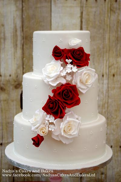 Red and white roses and swiss polka-dots - Cake by Nadya