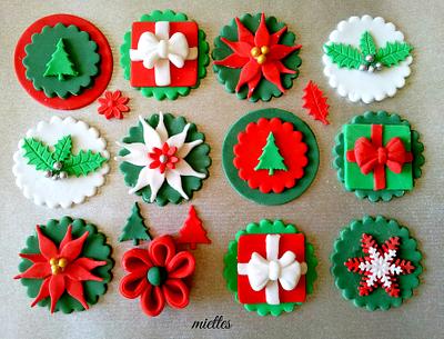 Traditional Christmas Cupcake Toppers - Cake by miettes