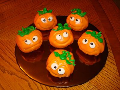 Pumpkin Cupcakes  - Cake by naughtyandnicecakes