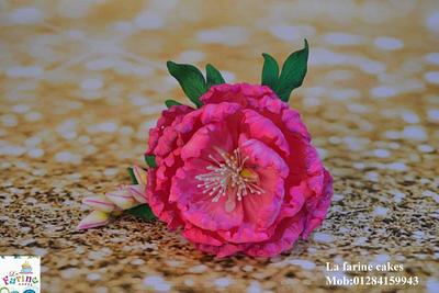 Gumpast flowers - Cake by La farine by Randa