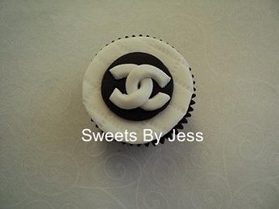 Designer (cupcake topper) - Cake by Jess B