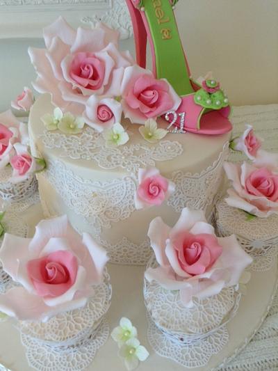 Roses and lace cake - Cake by Elli Warren