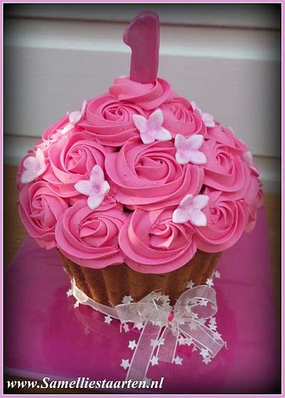 Giant Cupcake pink - Cake by Sam & Nel's Taarten