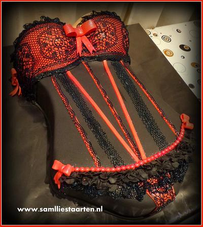 Red and black cake corset - Cake by Sam & Nel's Taarten