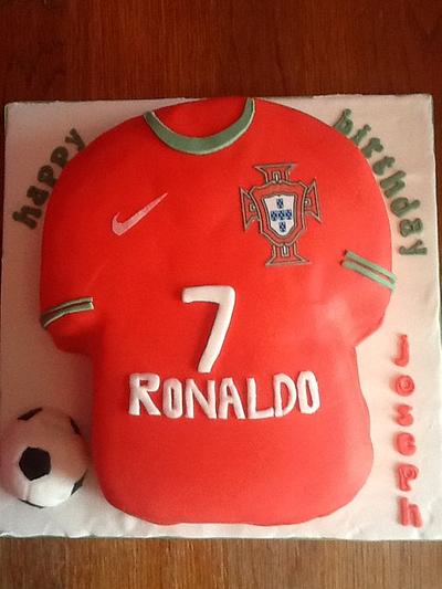 Football Shirt (Portugal/Ronaldo) - Cake by CupNcakesbyivy