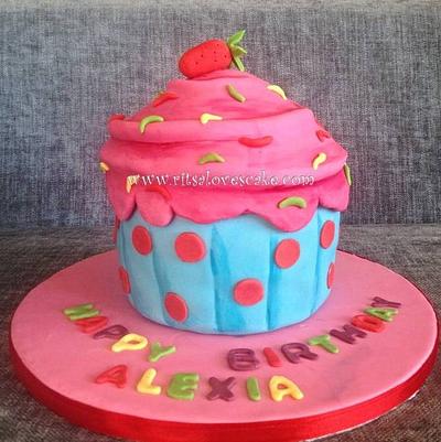 Giant Cupcake - Cake by Ritsa Demetriadou