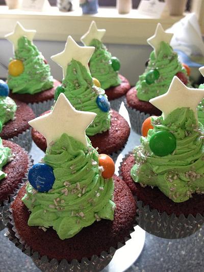 Red Velvet Christmas Cupcakes - Cake by Rhiannon McQueen