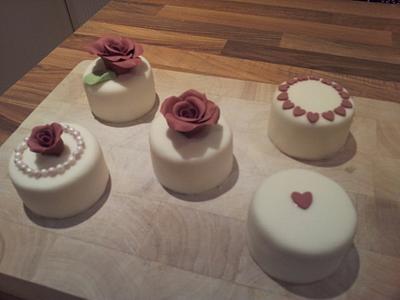 Valentines Mini Cakes - Cake by Rachel Nickson