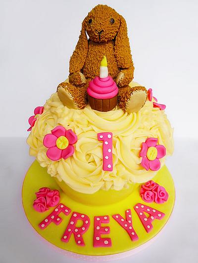Favourite toy giant cupcake - Cake by Vanilla Iced 