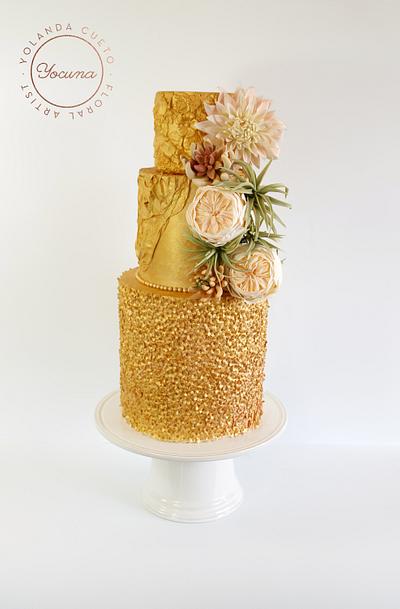 Golden Wedding Cake with roses, dahlia and succulents. - Cake by Yolanda Cueto - Yocuna Floral Artist