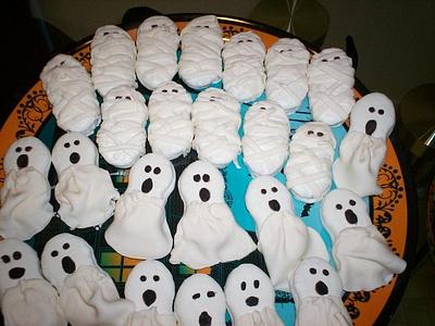 Halloween Mummies and Ghosts - Cake by Cakeicer (Shirley)