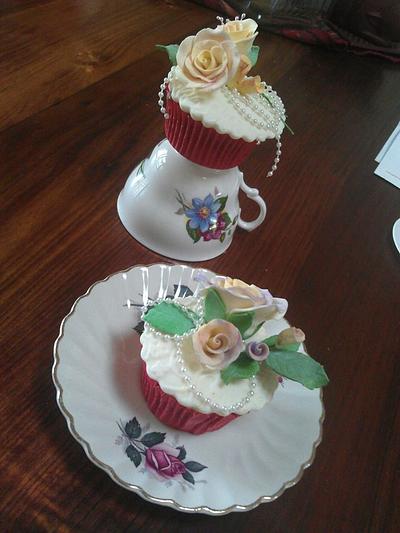 Vintage Roses - Cake by Sharon Frost 