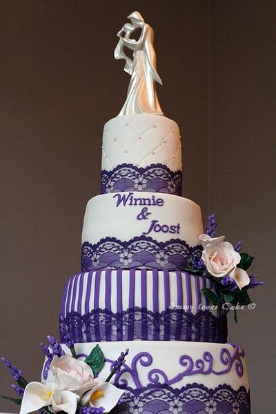 purple and white with lavendel and roses - Cake by Emmy 