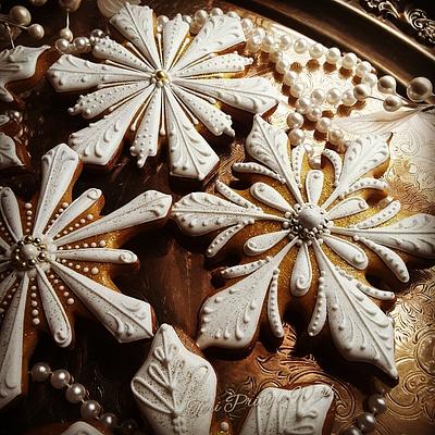 More golden flakes  - Cake by Teri Pringle Wood