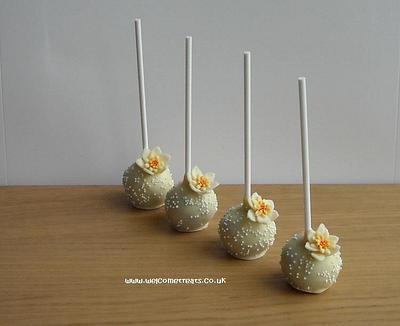 Flower Themed Cakes pops - Cake by welcometreats