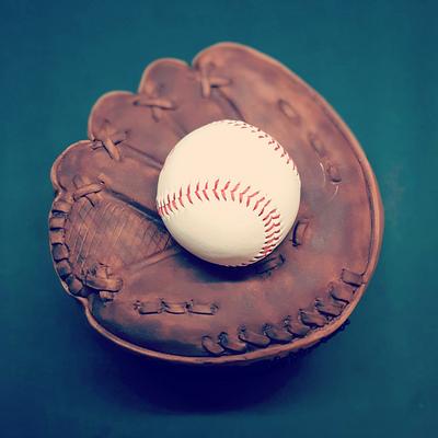 Baseball glove  - Cake by Teresa Frye