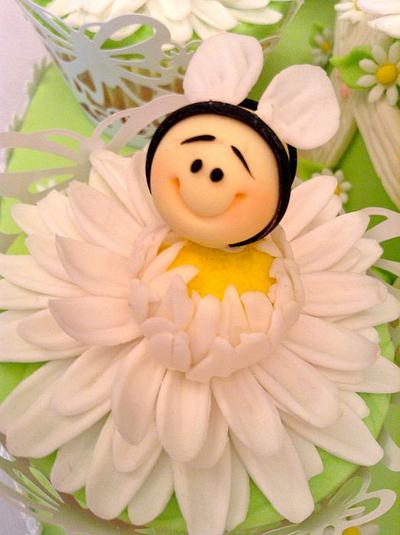 Bumble bee and gerbera daisy cupcakes - Cake by Elli Warren