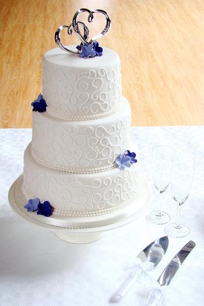 Swirly Wedding cake - Cake by verjaardagstaartenbestellen.nl by Linda