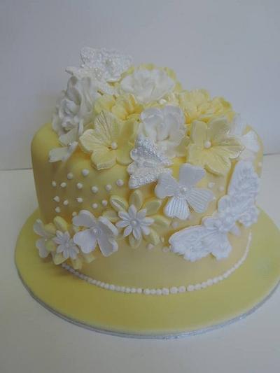 6 inch lemon roses and butterflies with matching cup cakes - Cake by jayne