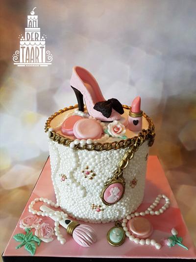 Pearls and high heels cake😍 - Cake by Anneke van Dam