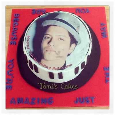Bruno Mars/ Piano cake - Cake by Tomi