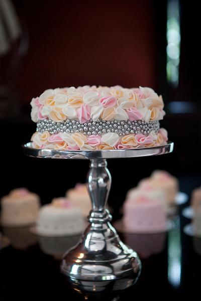 Modern ruffle wedding cake - Cake by Gebakkerij