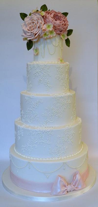 Roses, lace and pearls  - Cake by Katie