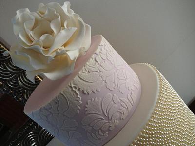 Pastel pink and Ivory Pearls - Cake by Dell Khalil