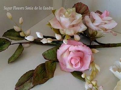 Gumpaste roses for wedding cakes - Cake by Sonia de la Cuadra