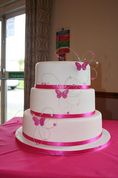 butterflies - Cake by keelyscakes1