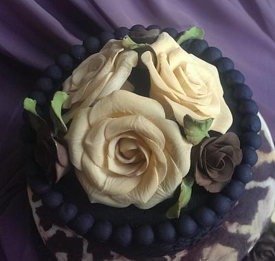 milk and white chocolate fondant roses - Cake by Tracycakescreations