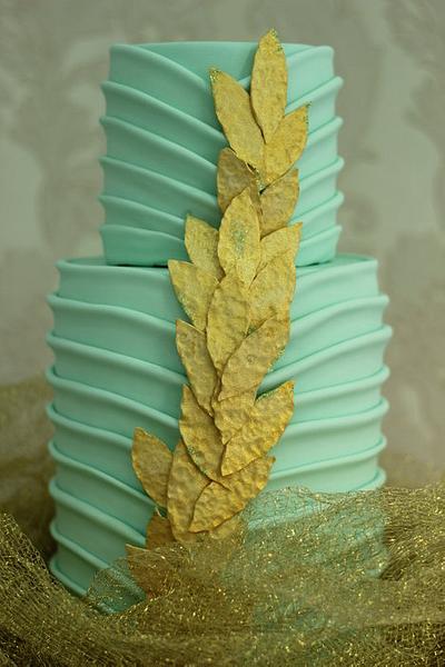 Gold feathers - Cake by Tânia Santos