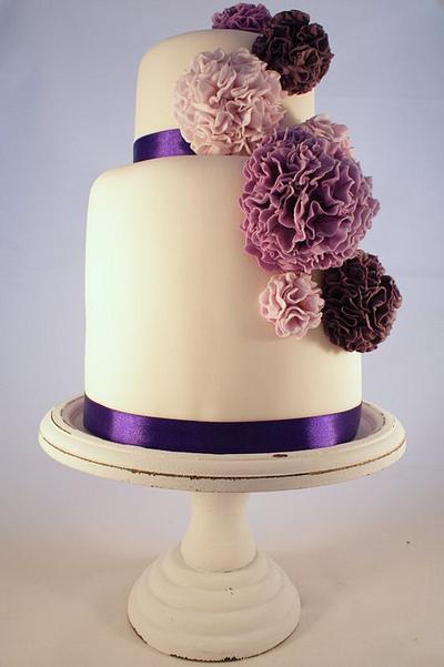 Purple ruffle weddingcake - Cake by Cakes by Jantine