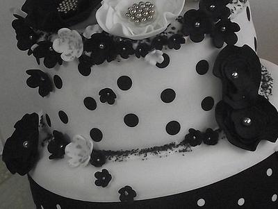 Black and white dots - Cake by CakesbyCorrina