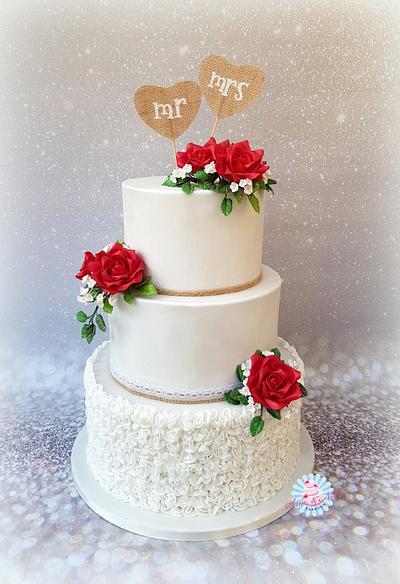 White wedding cake with red roses - Cake by Sam & Nel's Taarten