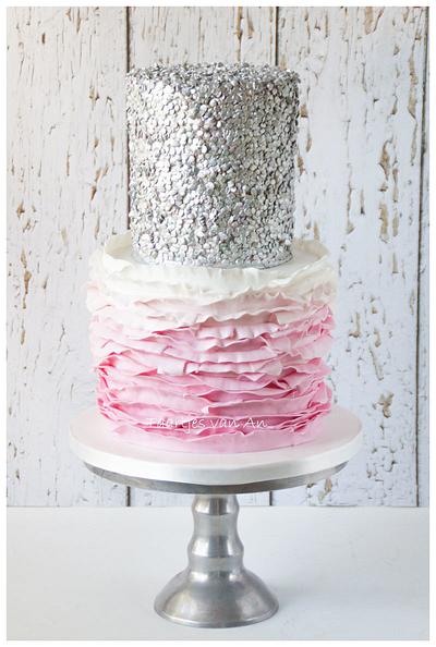 Ombre ruffled weddingcake - Cake by Taartjes van An (Anneke)