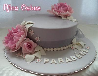 Grey cake with flowers. - Cake by Paula Rebelo