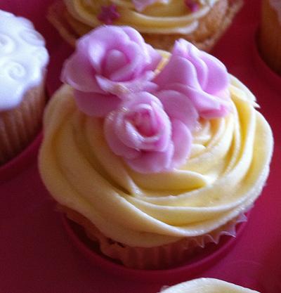 Sugarcraft roses - Cake by maryjdavies