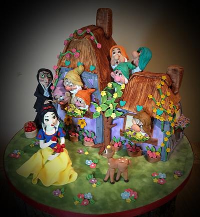 Snow White and the seven dwarfs!  - Cake by Ele Lancaster