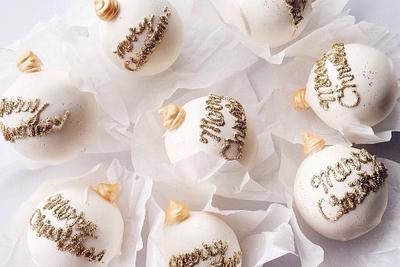 Christmas cakeball baubles - Cake by Sophia Mya Cupcakes (Nanvah Nina Michael)