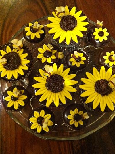 Bumblebee sunflower buns - Spring's on the way! (Finally) - Cake by Helen-Loves-Cake