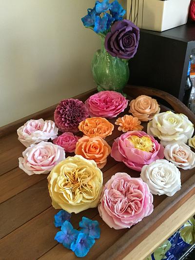 Rose of all shapes and sizes - Cake by Lisa Templeton