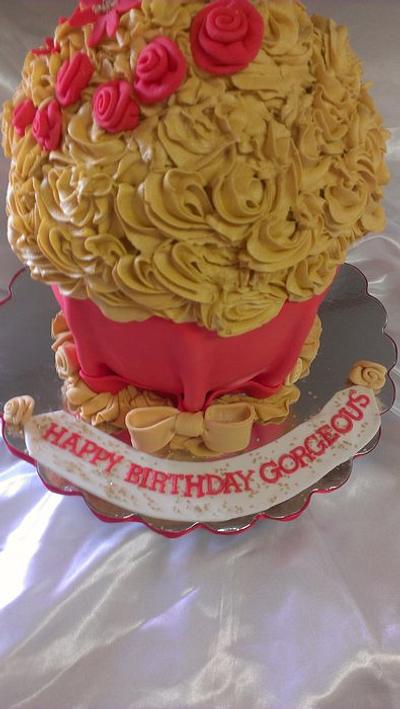 Giant Cupcake - Cake by lcressel