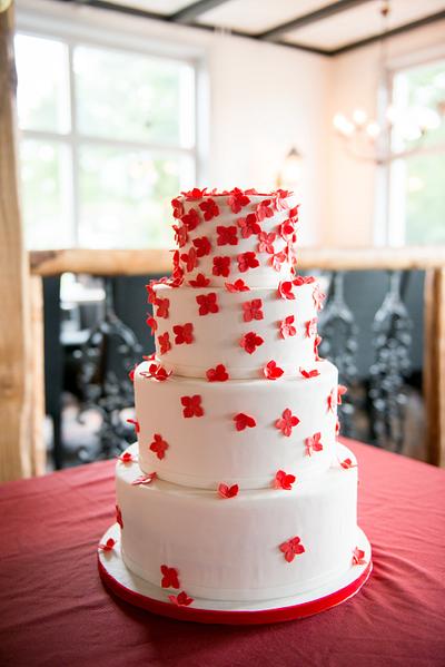 "Falling flowers" wedding cake - Cake by Gebakkerij