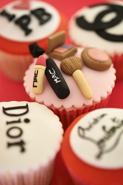 Designer Cupcakes - Cake by Gill Earle