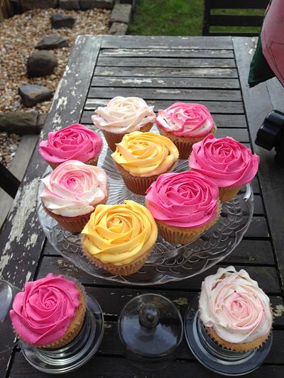 Rose swirl cupcakes - Cake by CupNcakesbyivy