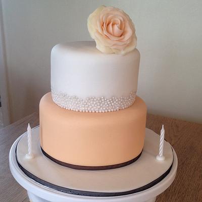 Peach and pearls - Cake by Donna Sanders