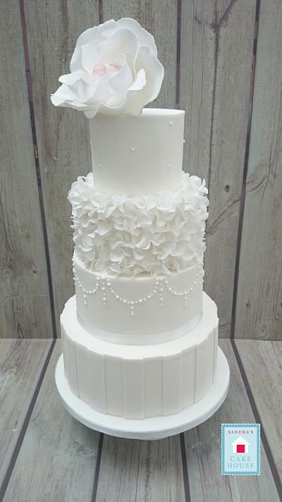 White on white  - Cake by Sandra's Cake House 