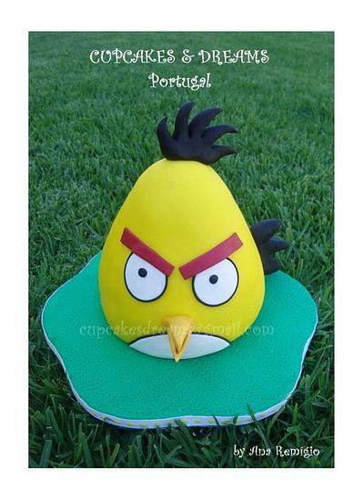 YELLOW ANGRY BIRD - Cake by Ana Remígio - CUPCAKES & DREAMS Portugal