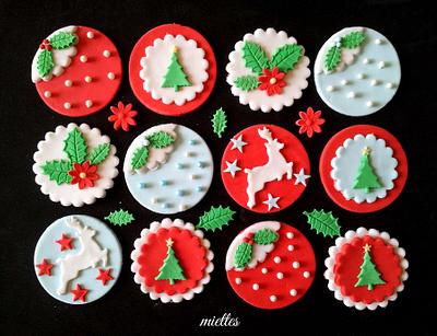 Christmas Cupcake Toppers - Cake by miettes